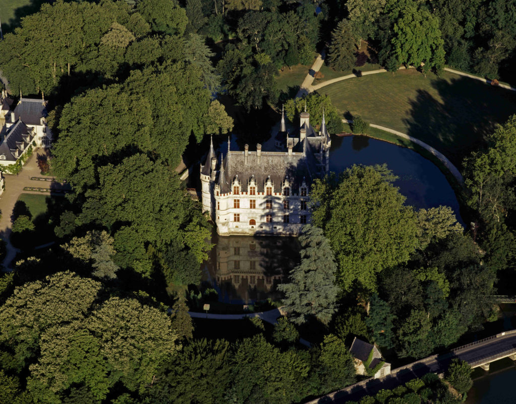Vue aérienne du château d'Azay-le-Rideau, façade sud